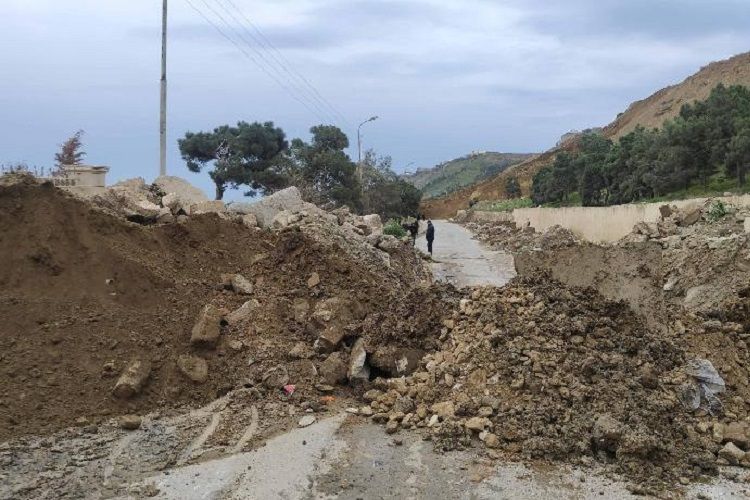 Badamdarda torpaq sürüşməsi oldu, bir ev zədələndi 