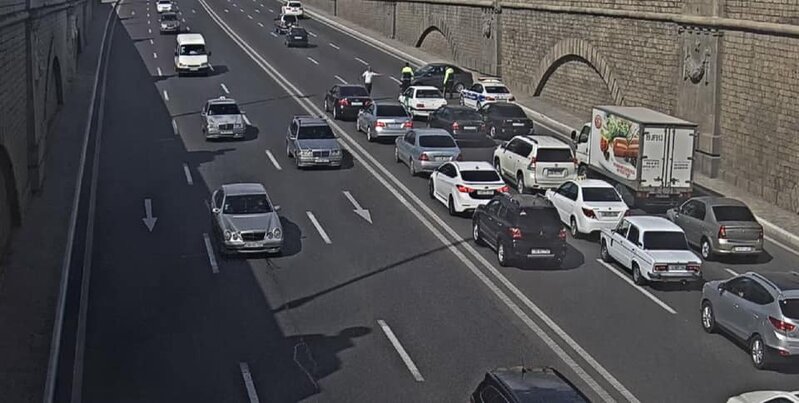 Sürücülərin nəzərinə: Bakıda qəza sıxlığa səbəb oldu - FOTO