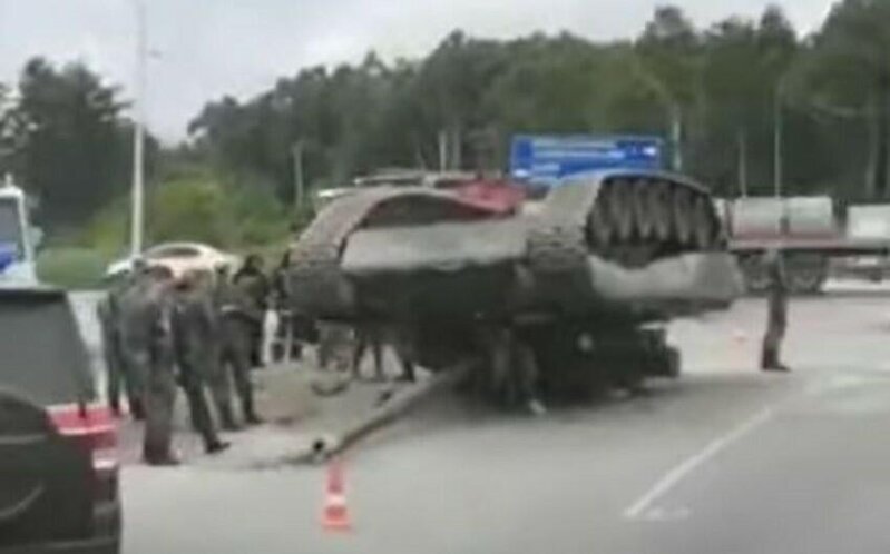 Qəribə hadisə: tank şəhərin MƏRKƏZİNDƏ AŞDI - FOTO