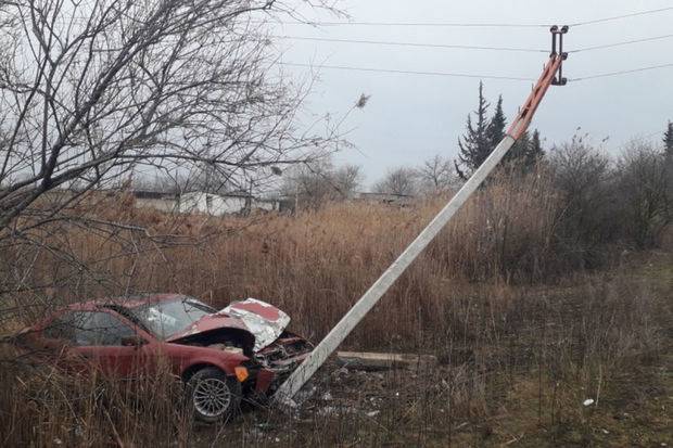Yük avtomobili elektrik dirəyinə çırpıldı: Xəsarət alanlar var