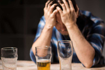 Alkoqolizmi necə müəyyən etmək olar? - Narkoloq yolları açıqladı