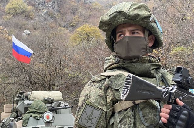 Rus sülhməramlısı aksiya iştirakçılarını çəkir - FOTOFAKT