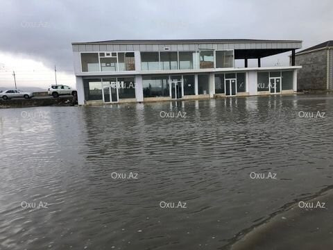 "Binə" ticarət mərkəzinin dayanacağını su basıb - FOTOLAR