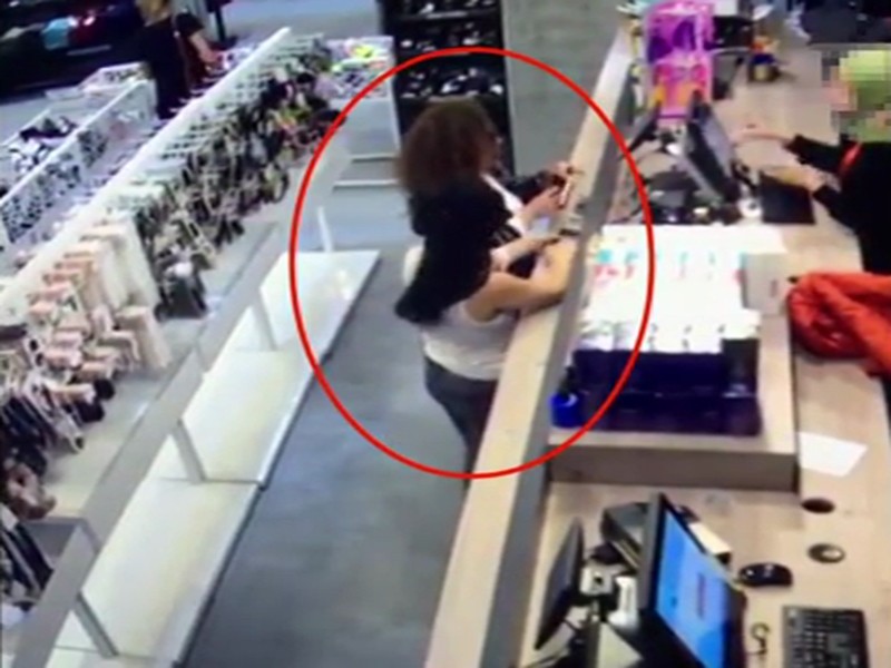 İstanbulda iki mobil telefon oğurlayan azərbaycanlı qadın saxlanıldı - VİDEO 