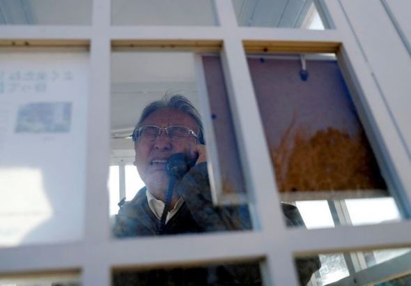 Ölən əzizləri ilə "danışmaq" üçün telefon köşkü tikdilər - FOTO