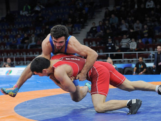 İki güləşçimiz dünya çempionatının qızıl medalını qazandı