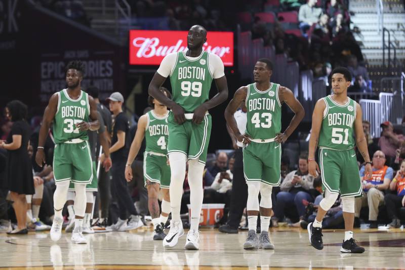NBA-nın ən hündür basketbolçusu simfonik orkestrə dirijorluq etdi – VİDEO