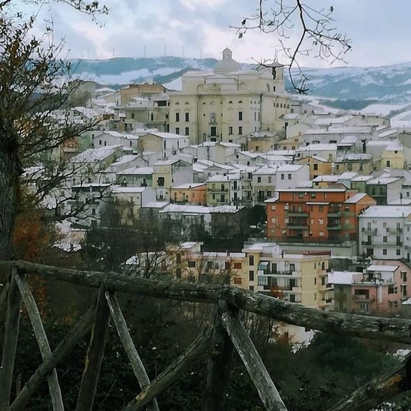 İtaliyanın tərk edilmiş şəhərində evlər bir avroya satışa çıxarıldı - FOTO