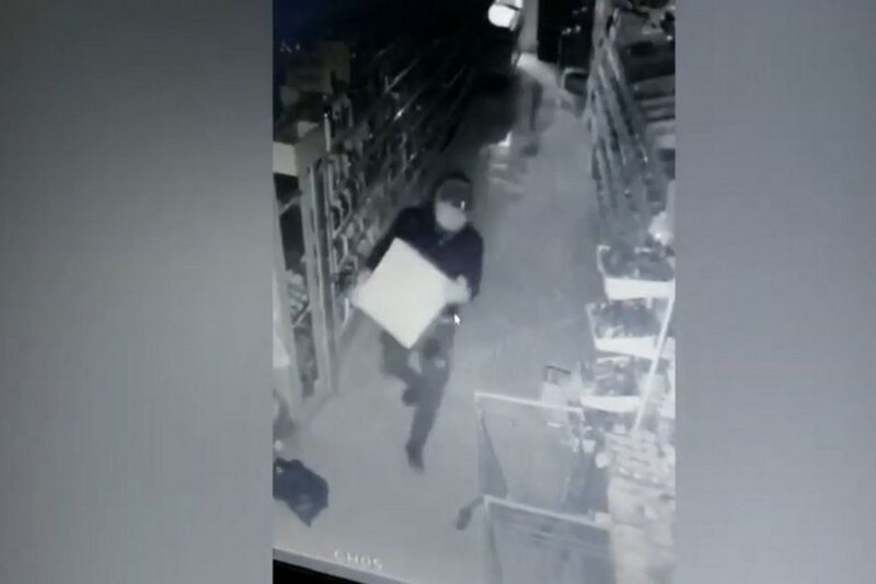 Bakıda marketdən seyf oğurlayan şəxs kameraya düşdü - VİDEO