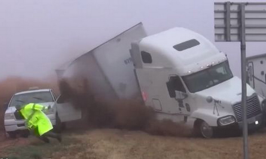 TIR-ın altında qalmaqdan son anda xilas oldular - VİDEO