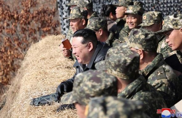 Kim Çen In ordunun ən yeni tankını özü sınaqdan keçirdi - FOTO