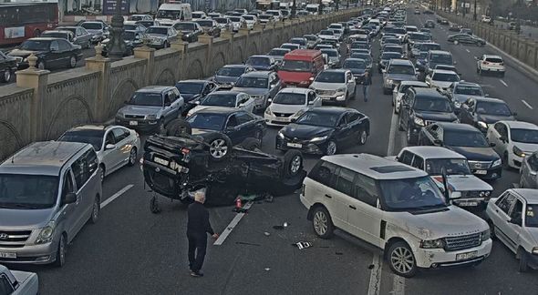 Bakının iki prospektində baş verən qəzalar yollarda tıxac yaratdı: Yaralalılar var - FOTO