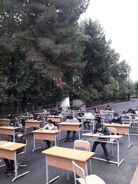 Azərbaycanda şagirdlər açıq havada imtahan verdi - FOTO
