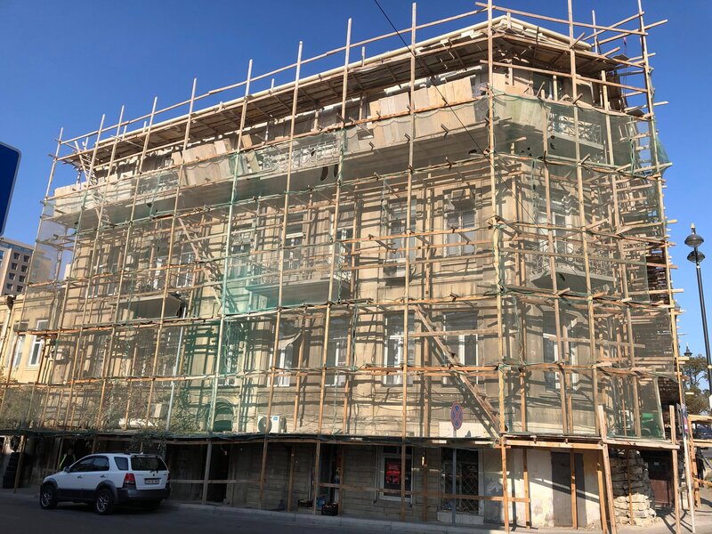 Bakıda təmir zamanı tarixi abidəyə zərər vuruldu, yağış suyu evlərə doldu - Fotolar