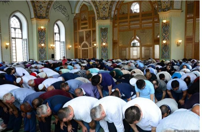 Namaz vaxtı axunda şillə vurdu: 