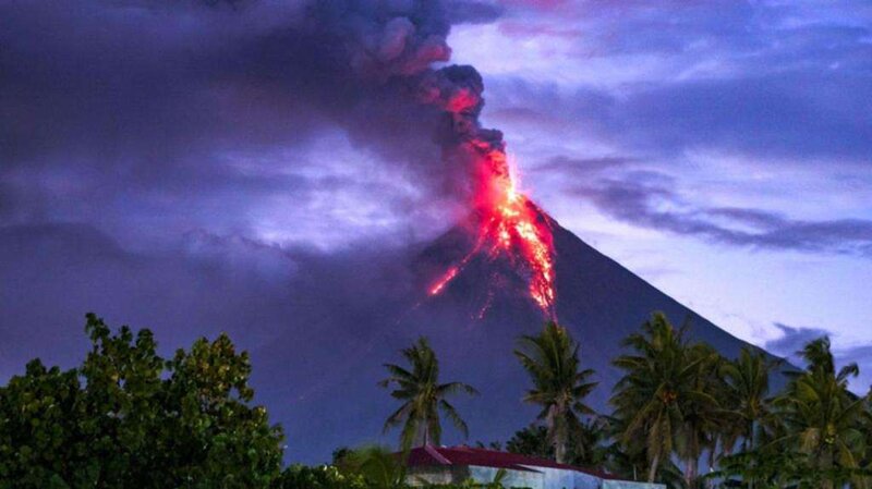 Etna vulkanı 6 kilometr yüksəkliyə kül püskürdü - Ətraf yamaclara lava axır</p> 
 <p>