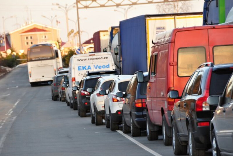 Rusiyadan Qazaxıstana gedənlərin sayı artdı: Sərhəddə sıxlıq yarandı