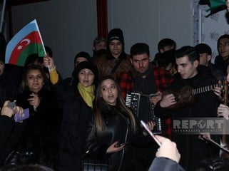 Xankəndi-Laçın yolunda aksiya iştirakçıları vətənpərvərlik ruhunda mahnılar ifa edirlər - FOTO