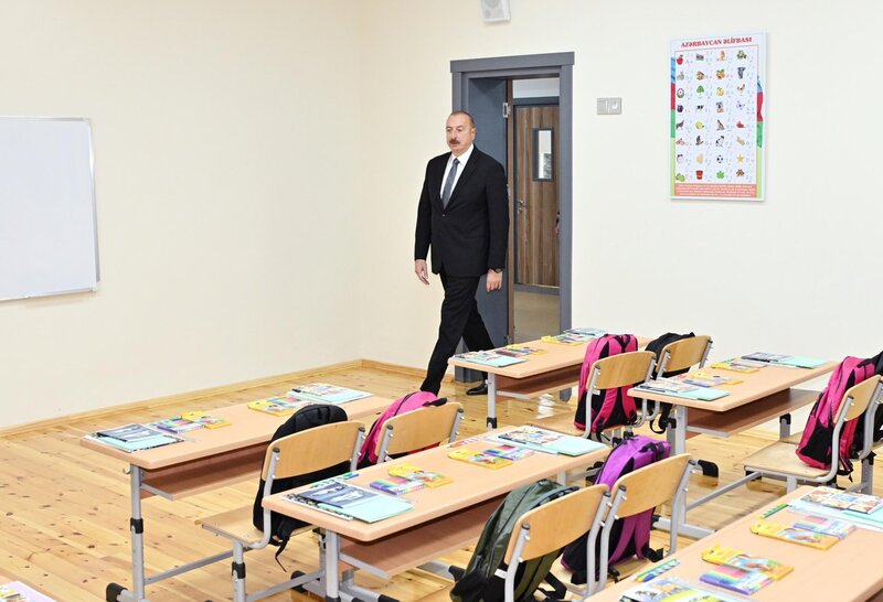 İlham Əliyev 11 nömrəli tam orta məktəbin yeni binasının açılışında - FOTOLAR
