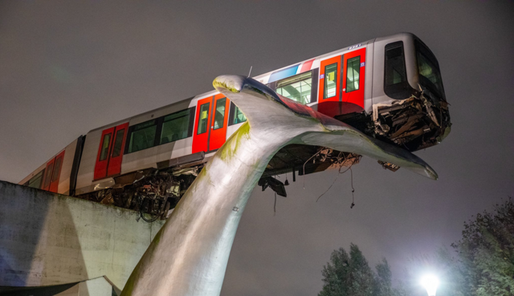 Niderlandda relsdən çıxan metro qatarı heykəl sayəsində suya düşməkdən xilas oldu - VİDEO