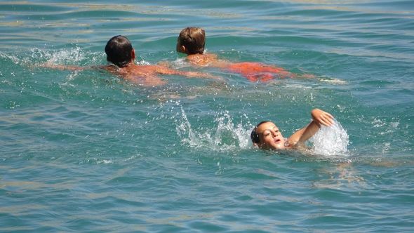 Türkiyədə göldə möcüzə: Suyunda üzənlər qaraşın girib, sarışın çıxırlar - FOTO