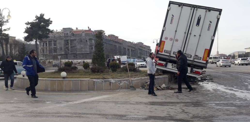 Qubada dairəni dönə bilməyən TIR qəza törətdi: Yaralı var - FOTO 