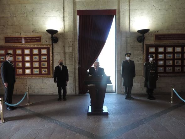 Əli Əsədov Atatürkün məzarı önünə əklil qoydu - FOTO