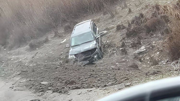 Zabratda avtomobil dərəyə aşdı