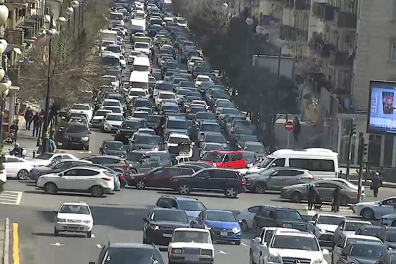 Bakıda lüks avtomobil yandı, tıxac yaratdı - FOTO