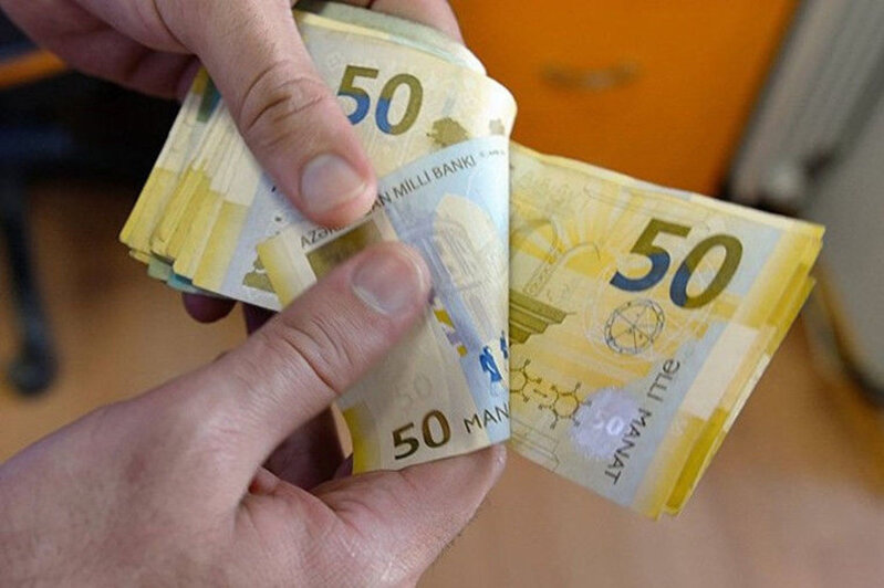 Bu universitetin rektoru Yeni ilə görə işçilərinə 400 manat pul verdi