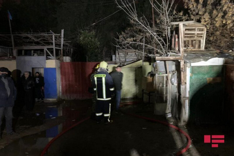 Bakıda bir-birinə bitişik yeddi ev yanıb