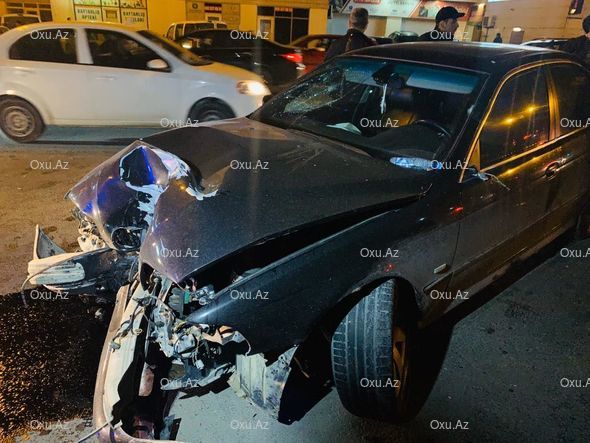 Bakıda sürücü qəza törədərək işıq dirəyini aşırdı - FOTO/VİDEO