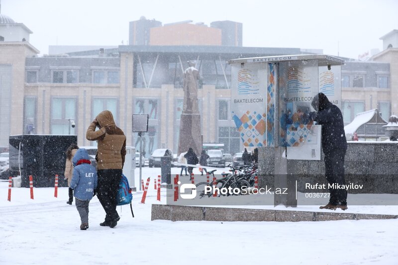 Ağ örpəyə bürünən Bakı küçələrindən FOTOREPORTAJ