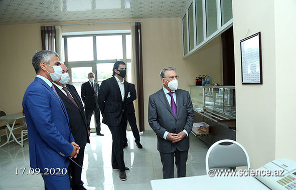 Anar Ələkbərov AMEA Rəyasət Heyətinin binasında görülən işlərlə tanış olub - FOTO