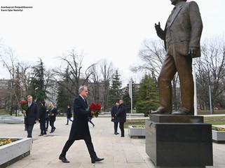 Ceyhun Bayramov Belqradda Heydər Əliyevin abidəsini ziyarət etdi - FOTOLAR