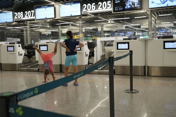 İtaliyada minə yaxın reys təxirə salındı, yüz minlərlə sərnişin aeroportlarda qaldı - FOTO