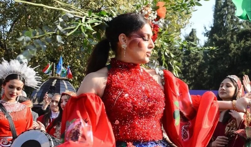 Elza fərqli geyim və obrazı ilə - FOTOLAR