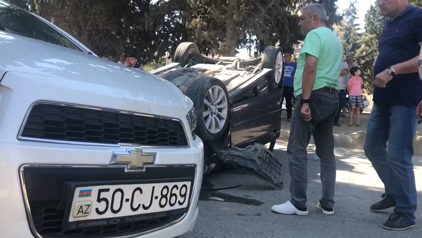 Sumqayıtda ağır qəza: Maşın aşdı, yaralılar var - FOTO