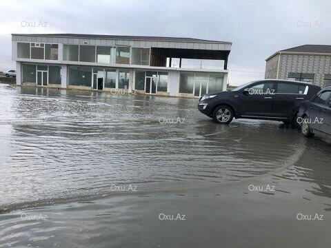 "Binə" ticarət mərkəzinin dayanacağını su basıb - FOTOLAR