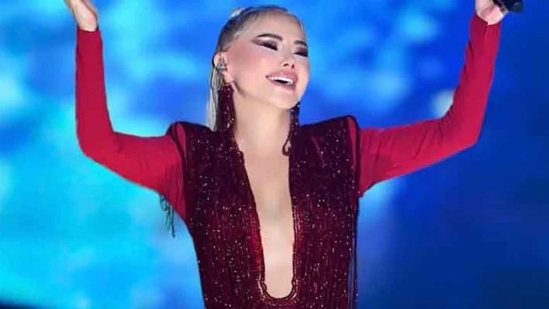 Məşhur müğənni 51 yaşında nənə oldu