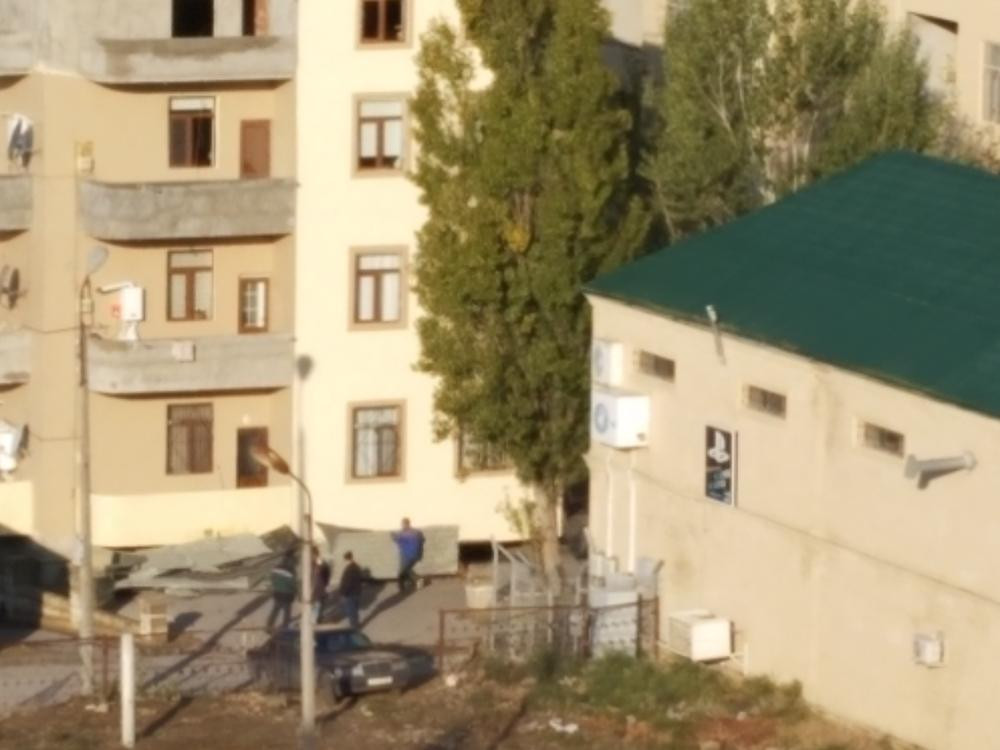 Bakıda külək binanın dam örtüyünü uçurub - FOTOLAR