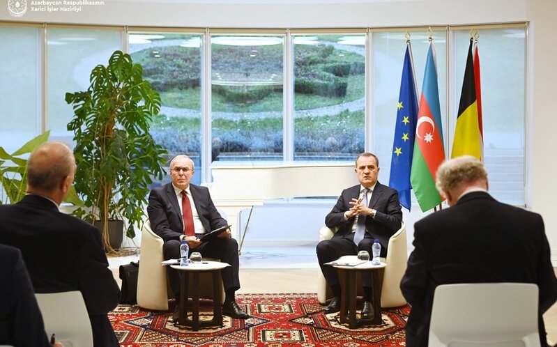 Ceyhun Bayramov Brüsseldə media və aparıcı beyin mərkəzlərinin nümayəndələri ilə görüşdü