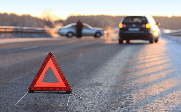 Şəmkirdə maşın ağaca çırpıldı: Ölən var