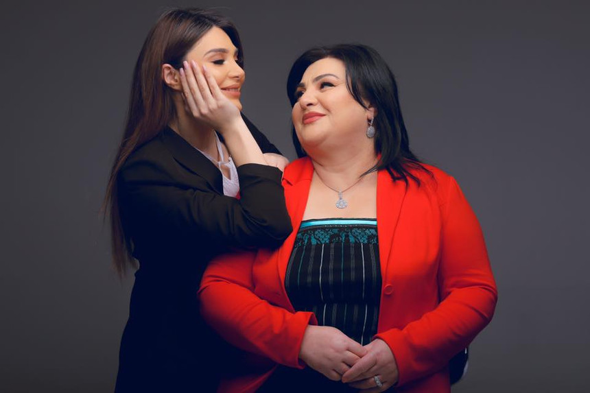 Gözəl aktrisa anası ilə fotolarını paylaşıb