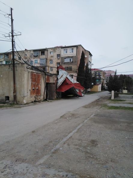 Güclü külək Sumqayıtda binanın bir neçə ay əvvəl təmir olunmuş damını uçurub – FOTO 