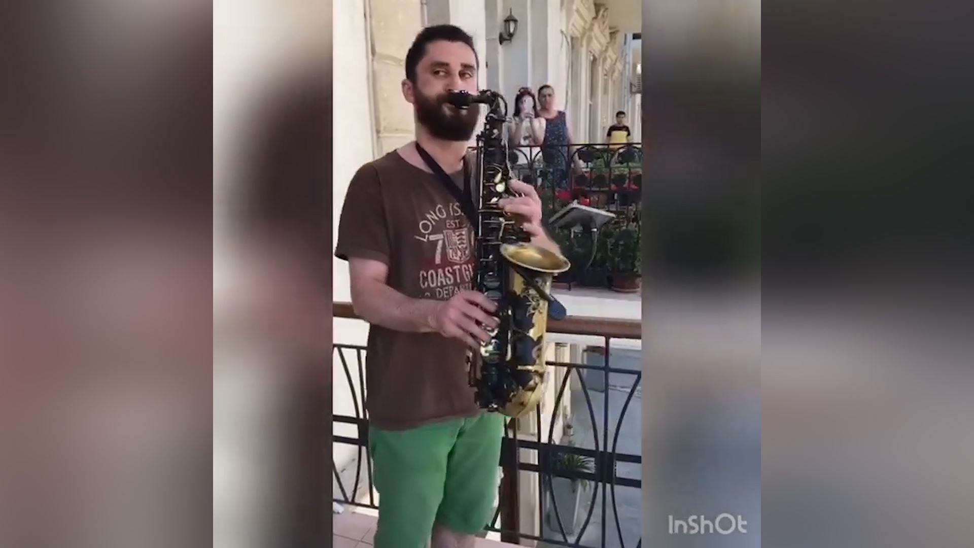 Azərbaycanlı musiqiçi karantin vaxtı qonşularını darıxmağa qoymadı - VİDEO