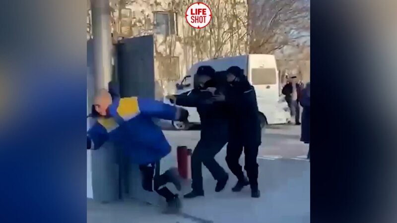 Qazaxıstanda hərbi çağırışçı dözmədi, avtobusdan düşüb qaçdı - VİDEO 