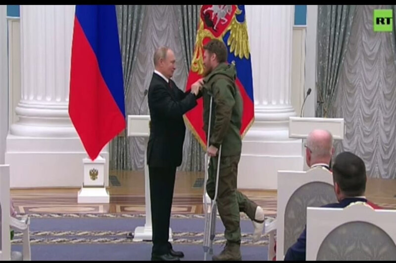 Putin Semyon Peqova mükafat təqdim etdi
