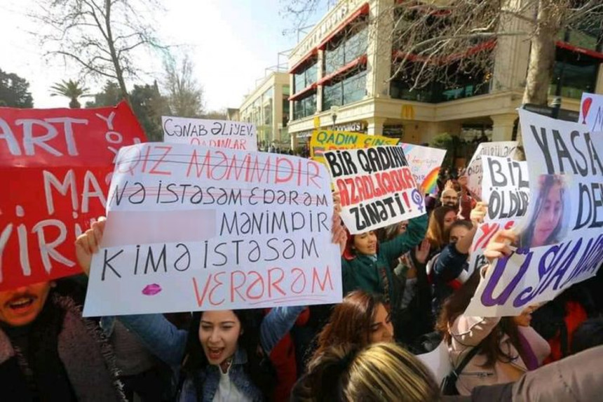 Feministlərin 8 mart aksiyasının iştirakçısı özünü binadan atıb