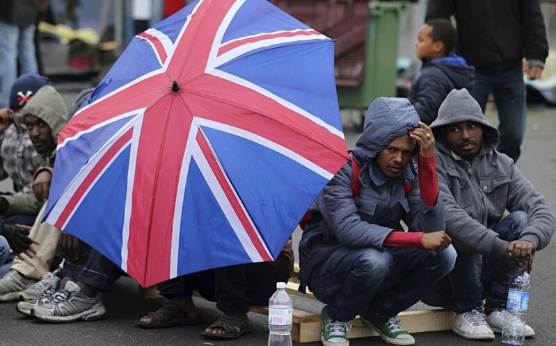 Britaniya qəbul edilən miqrantların sayını AZALDIR